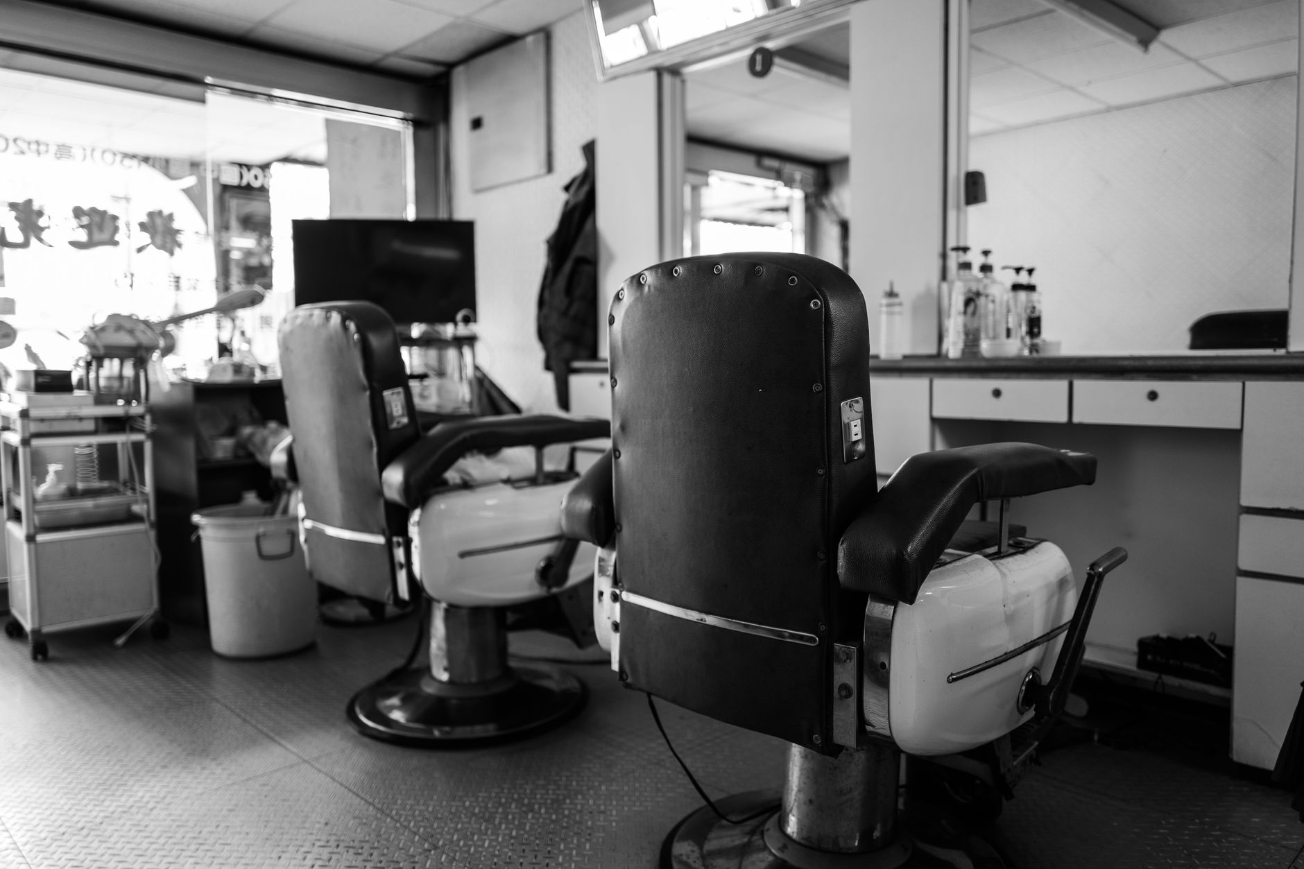 Intérieur d'un barbier vintage avec fauteuils en cuir et miroirs en laiton