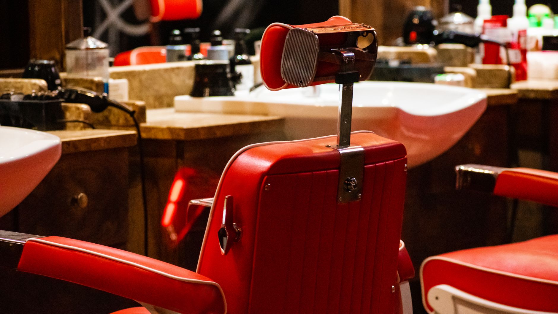 Intérieur chaleureux d'un salon de barbier