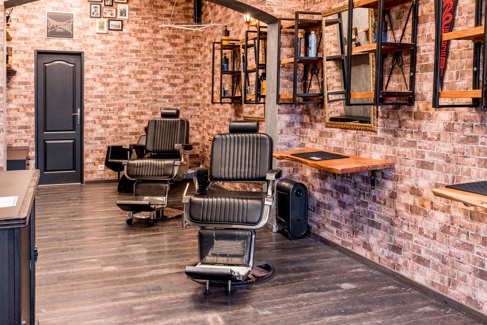 Verre de whisky sur un plateau dans un salon de barbier